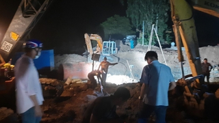 Nỗ lực cứu bé trai 10 tuổi bị lọt vào trụ bê-tông sâu 35m