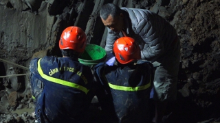 Đổi phương án cứu hộ, giải cứu em nhỏ bị lọt vào trụ bê tông