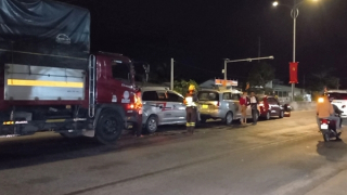 4 xe ô tô va chạm liên hoàn trên quốc lộ 1A