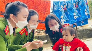 Phụ nữ Công an tỉnh Hà Tĩnh nhân lên tấm lòng nhân ái