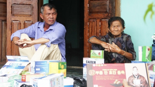 Nhiều “chiêu” lừa người già