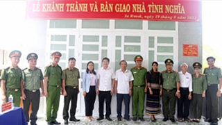 Tặng nhà cho các hoàn cảnh khó khăn, có nhiều đóng góp trong giữ gìn ANTT ở cơ sở