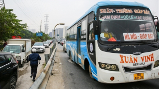Ô tô “chôn bánh” hàng dài, tài xế tắt máy chờ hiệu lệnh của CSGT