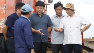 Bé trai rơi trong ống trụ bê tông: Tiên lượng khả năng sống sót thấp