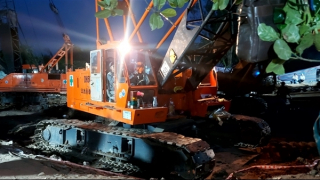 Vụ bé trai rơi trong ống trụ bê tông: Quyết tâm đưa trụ bê tông lên trong đêm nay