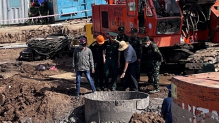 Khẩn trương kéo cọc bê tông có cháu bé bị lọt bên trong lên mặt đất