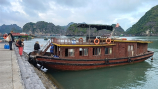 Người lái đò làng chài Việt Hải