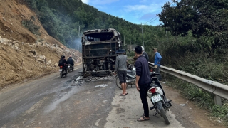 Xe khách chở 13 người bốc cháy trên đèo An Khê