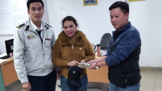 Người phụ nữ vui mừng nhận lại 43 triệu đồng đánh rơi