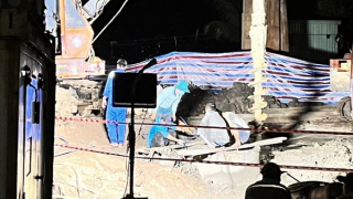 Xuyên đêm nhổ cọc tìm kiếm cháu bé rơi trong ống trụ bê tông