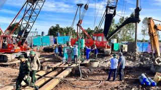 Nhiều đơn vị chi viện giải cứu cháu bé bị lọt trong lòng cọc bê tông