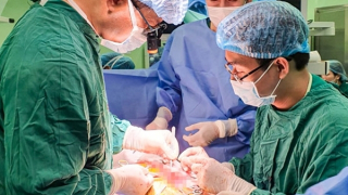 Tạo hình thực quản bằng đại tràng cho bé gái mắc bệnh hiếm gặp