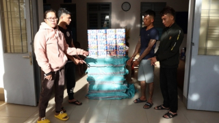 Ôm hàng tạ pháo hoa về TP Hồ Chí Minh bán kiếm lời