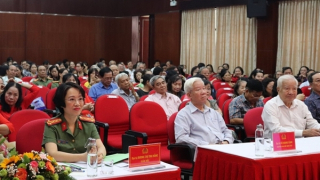 Tự hào khi được khoác trên mình hai màu áo