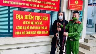 Giao nộp vũ khí, được tặng quà