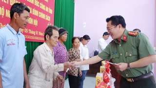 Giám đốc Công an An Giang tặng quà Tết bà con vùng biên giới
