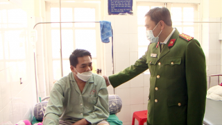 Thăm hỏi Trung tá Công an bị thương khi làm nhiệm vụ