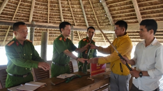 Vận động, thu hồi vũ khí, vật liệu nổ trong đồng bào vùng cao