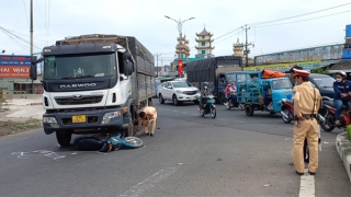 CSGT dùng xe đặc chủng đưa nạn nhân bị tai nạn đến bệnh viện