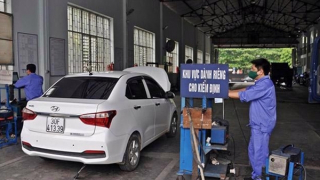Trung tâm đăng kiểm đóng cửa phục vụ điều tra, vẫn có nhân viên trả giấy chứng nhận đăng kiểm