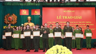 Trao giải Cuộc thi viết tìm hiểu về 75 năm Ngày truyền thống lực lượng Hậu cần - Kỹ thuật CAND