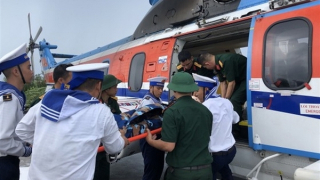 Điều trực thăng bay ra Trường Sa đưa chiến sĩ bị tai nạn về đất liền