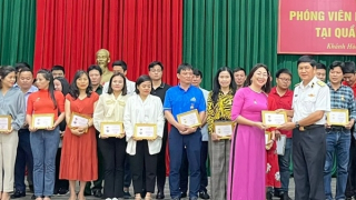 Trao huy hiệu và kỷ niệm chương cho các nhà báo, nhà văn tác nghiệp tại Trường Sa