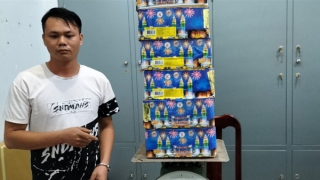 Bắt nhóm vận chuyển hơn 400kg pháo lậu vùng biên