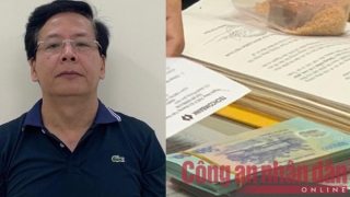 Khám xét phòng quyền Trưởng Phòng Kiểm định, lộ 2 cọc tiền nguyên seri trong chiếc cặp cũ sờn!