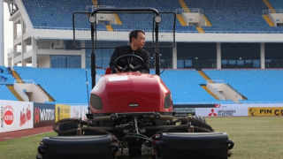 100 tình nguyện viên dọn sân Mỹ Đình trước trận thư hùng Việt Nam - Indonesia