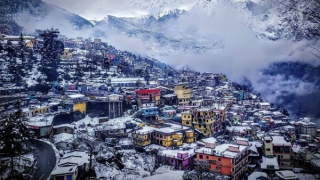 Thị trấn hành hương nổi tiếng trên dãy Himalaya xuất hiện nhiều vết nứt bí ẩn