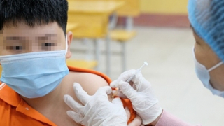 Xuất hiện biến thể mới, TP Hồ Chí Minh tiêm phòng COVID-19 xuyên Tết