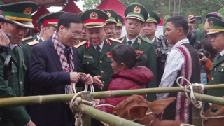 Thường trực Ban Bí thư Võ Văn Thưởng tặng quà đồng bào nghèo ở A Lưới