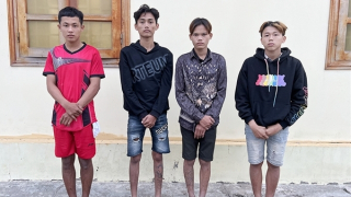 Băng cướp dùng dùng dao và roi điện khống chế người đi đường