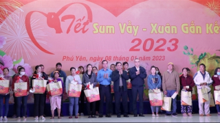 Thủ tướng dự Chương trình “Tết sum vầy - Xuân gắn kết” tại Phú Yên