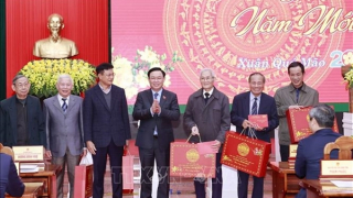 Chủ tịch Quốc hội Vương Đình Huệ chúc Tết tại Quảng Bình