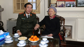 Thứ trưởng Trần Quốc Tỏ thăm, chúc Tết gia đình cố lãnh đạo Bộ Công an