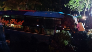 Giải cứu tài xế xe khách bị kẹt trong cabin lún sâu dưới sình đất