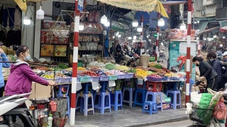 Thị trường hàng Tết: Người cười nụ, kẻ khóc thầm