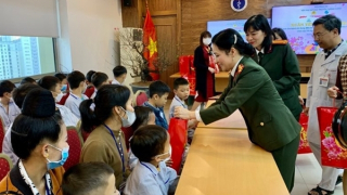 Trao yêu thương cho bệnh nhi tại Viện Huyết học - Truyền máu Trung ương