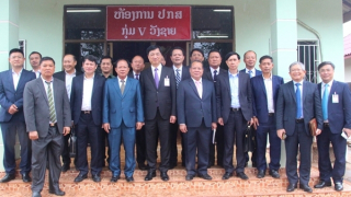 Thứ trưởng Nguyễn Duy Ngọc thăm, tặng quà Công an cụm bản Vangxai