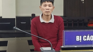 Gã nghiện đốt nhà vợ cũ, 5 người may mắn thoát nạn