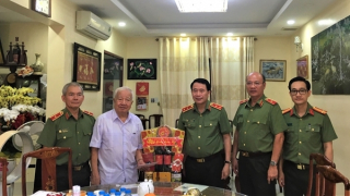 Thứ trưởng Lê Quốc Hùng thăm, chúc Tết gia đình các đồng chí nguyên lãnh đạo Bộ