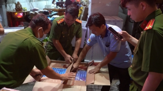 Kiểm tra bến đậu đỗ xe giường nằm phát hiện hàng chục ngàn bao thuốc lá lậu