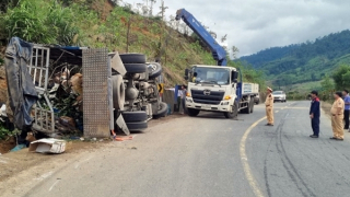 Ôtô tải lật ngang sau khi tông vào ta luy dương, 3 người tử vong