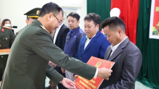 Công an tỉnh Nghệ An tặng quà Tết cho đồng bào nghèo