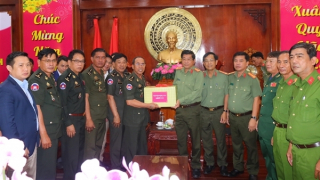 Bộ Tư lệnh Cảnh vệ Quân đội Hoàng Gia Campuchia chúc Tết Công an tỉnh Đồng Tháp