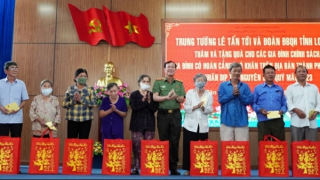 Trao 200 phần quà tặng bà con có hoàn cảnh khó khăn ở Long An