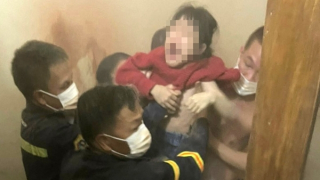 Nghẹt thở cuộc giải cứu cháu bé kẹt giữa 2 bức tường nhà