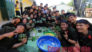 Học viên Công an háo hức gói bánh chưng đón Tết